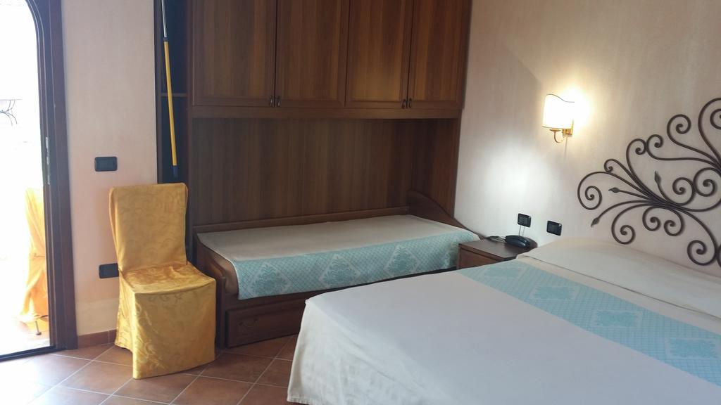 Hotel Ristorante La Tana Di Li Mazzoni Trinita d'Agultu e Vignola Экстерьер фото