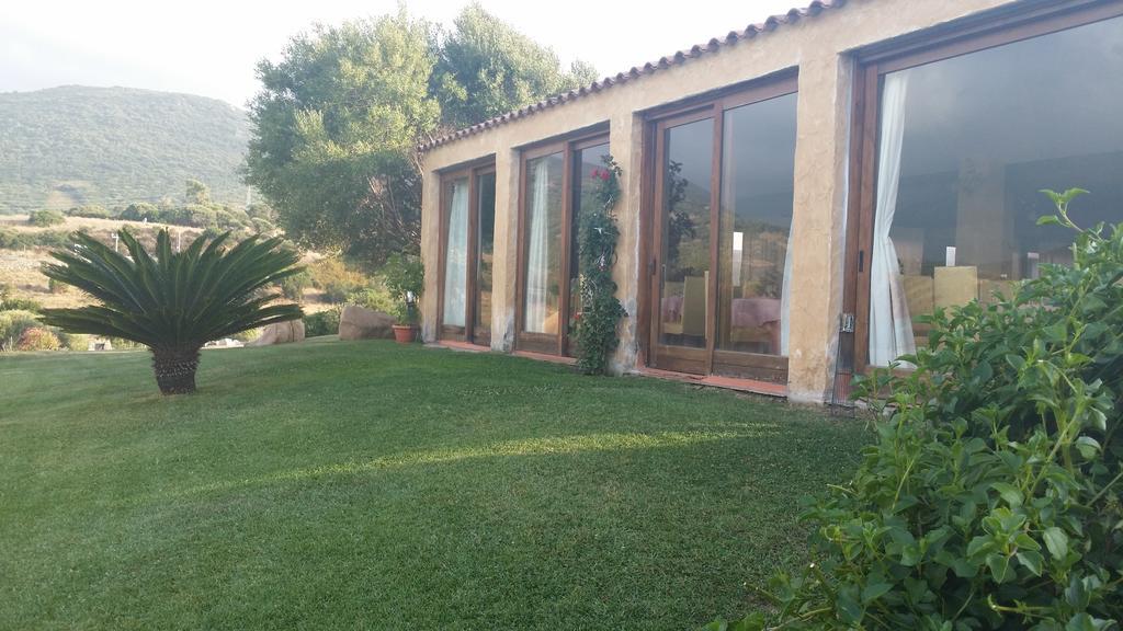 Hotel Ristorante La Tana Di Li Mazzoni Trinita d'Agultu e Vignola Экстерьер фото