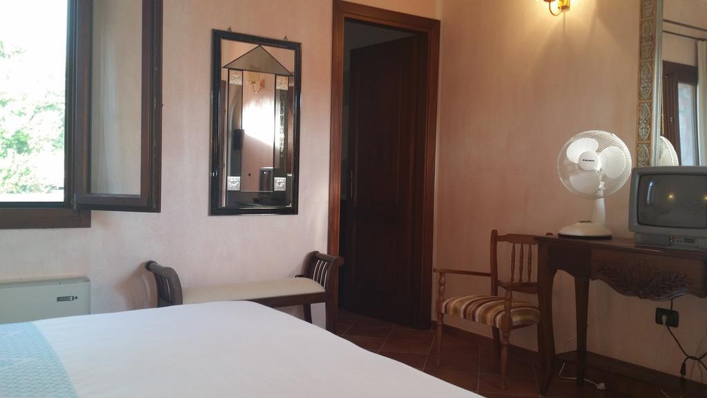 Hotel Ristorante La Tana Di Li Mazzoni Trinita d'Agultu e Vignola Экстерьер фото